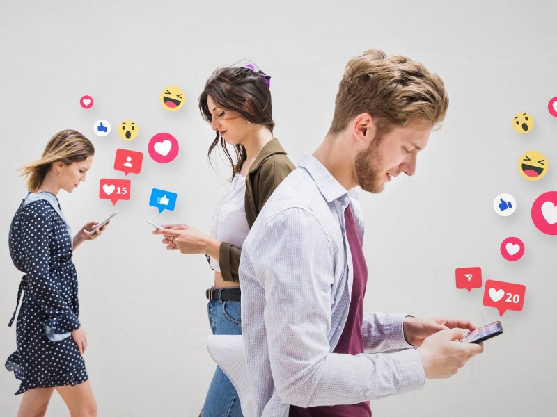 coup-moyen-personnes-accro-aux-medias-sociaux